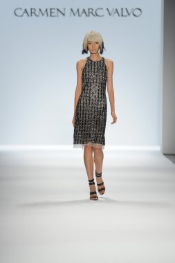 carmen marc valvo Show'da model yürür