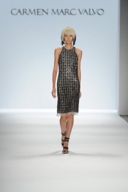carmen marc valvo Show'da model yürür