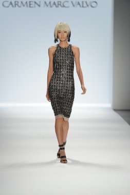 carmen marc valvo Show'da model yürür