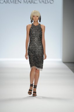 carmen marc valvo Show'da model yürür