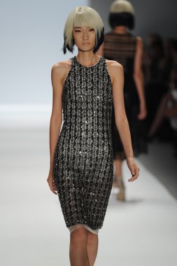 carmen marc valvo Show'da model yürür