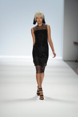 carmen marc valvo Show'da model yürür