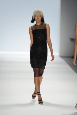 carmen marc valvo Show'da model yürür