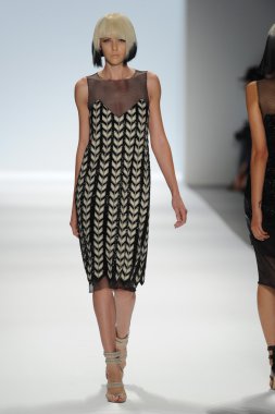 carmen marc valvo Show'da model yürür