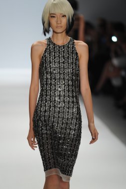 carmen marc valvo Show'da model yürür