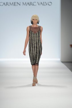 carmen marc valvo Show'da model yürür