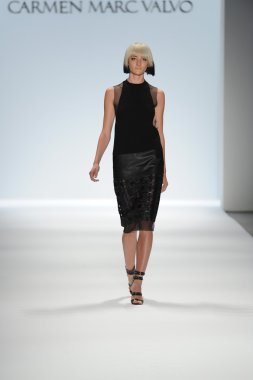 carmen marc valvo Show'da model yürür