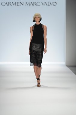 carmen marc valvo Show'da model yürür
