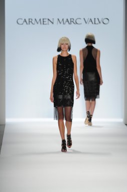 carmen marc valvo Show'da model yürür