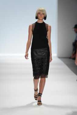 carmen marc valvo Show'da model yürür