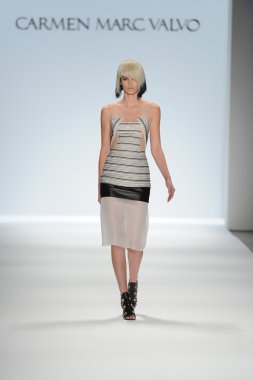 carmen marc valvo Show'da model yürür