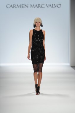 carmen marc valvo Show'da model yürür