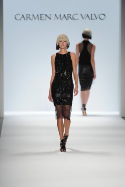 carmen marc valvo Show'da model yürür