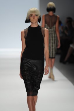 carmen marc valvo Show'da model yürür