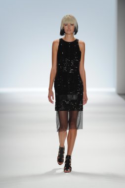 carmen marc valvo Show'da model yürür