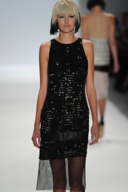 carmen marc valvo Show'da model yürür