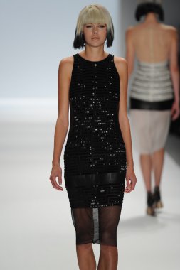 carmen marc valvo Show'da model yürür