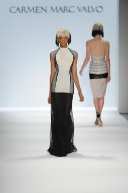 carmen marc valvo Show'da model yürür