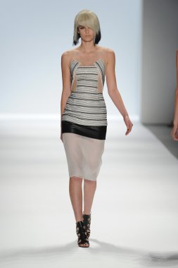 carmen marc valvo Show'da model yürür