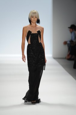 carmen marc valvo Show'da model yürür