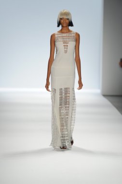 carmen marc valvo Show'da model yürür