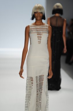 carmen marc valvo Show'da model yürür