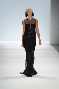 carmen marc valvo Show'da model yürür