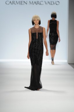 carmen marc valvo Show'da model yürür