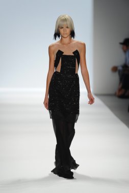 carmen marc valvo Show'da model yürür