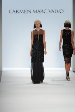 carmen marc valvo Show'da model yürür