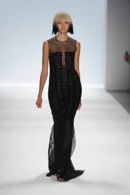 carmen marc valvo Show'da model yürür