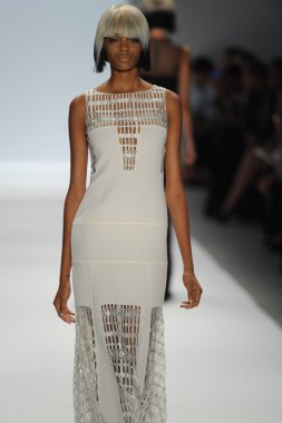 carmen marc valvo Show'da model yürür