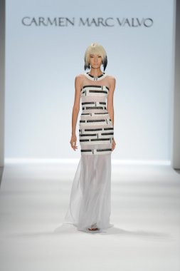carmen marc valvo Show'da model yürür