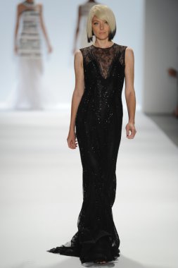 carmen marc valvo Show'da model yürür