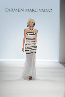 carmen marc valvo Show'da model yürür