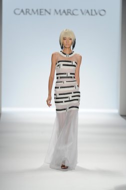 carmen marc valvo Show'da model yürür