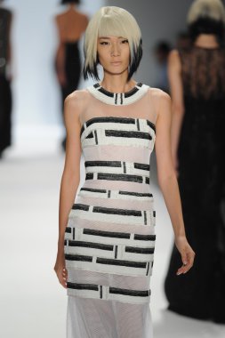 carmen marc valvo Show'da model yürür