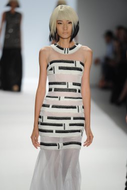 carmen marc valvo Show'da model yürür