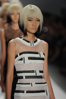 carmen marc valvo, pist finale modelleri göster