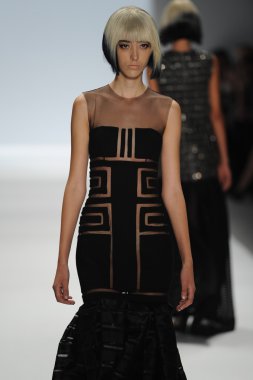 carmen marc valvo Show'da model yürür