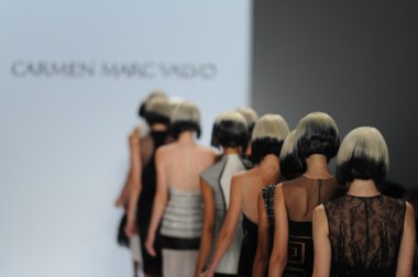 carmen marc valvo, pist finale modelleri göster