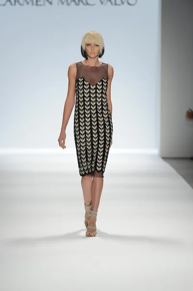 Model walks at Carmen Marc Valvo show — Stock Photo, Image