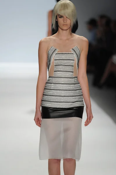 Modelo camina en Carmen Marc Valvo show — Foto de Stock