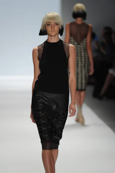 Modellspaziergänge bei carmen marc valvo show — Stockfoto