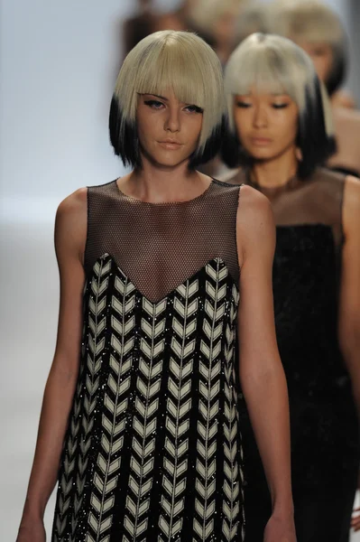 Models on runway finale at Carmen Marc Valvo show — Stock Photo, Image