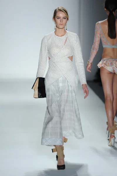 Modelo en Zimmermann desfile de moda — Foto de Stock