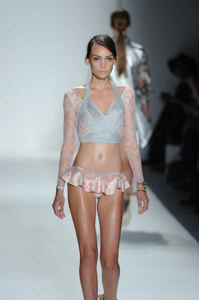 Modelo en Zimmermann desfile de moda — Foto de Stock