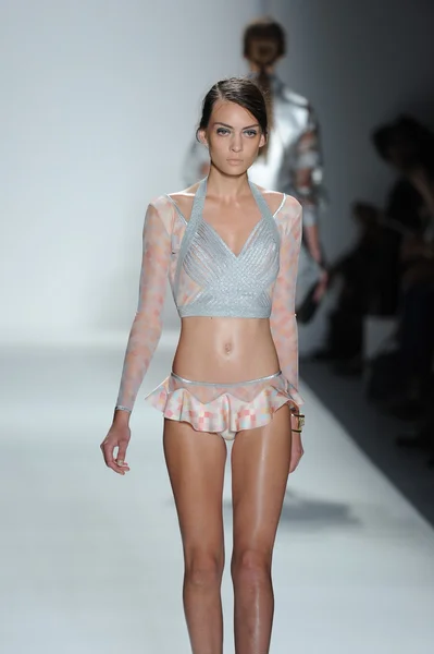 Modelo en Zimmermann desfile de moda — Foto de Stock