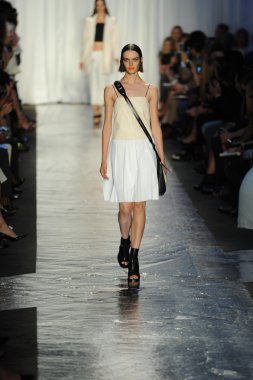 Rag & Bone bayan koleksiyonu Show'da modeli