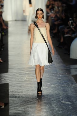 Rag & Bone bayan koleksiyonu Show'da modeli